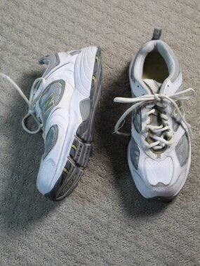New Balance Size 8 Grey & White Leather & Mesh Low Top Lace Up Athletic Shoes